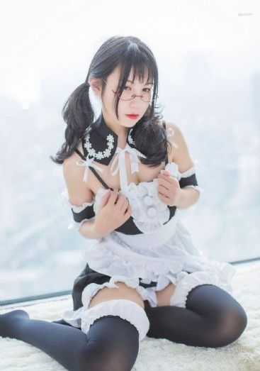 固定手脚的痒女生的脚心