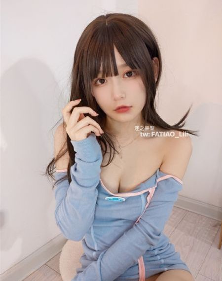 他扒开我的内裤把舌头伸进去视频