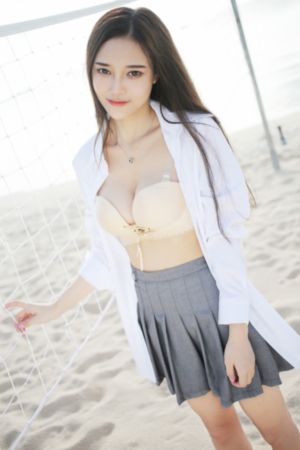 边亲边把手放衣服里发出声音