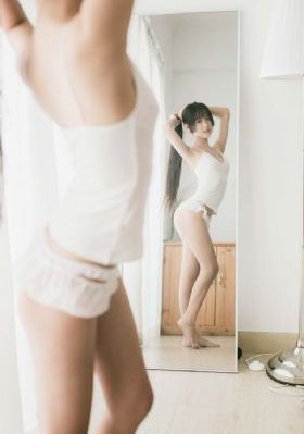 玩4p被3个男子伺候